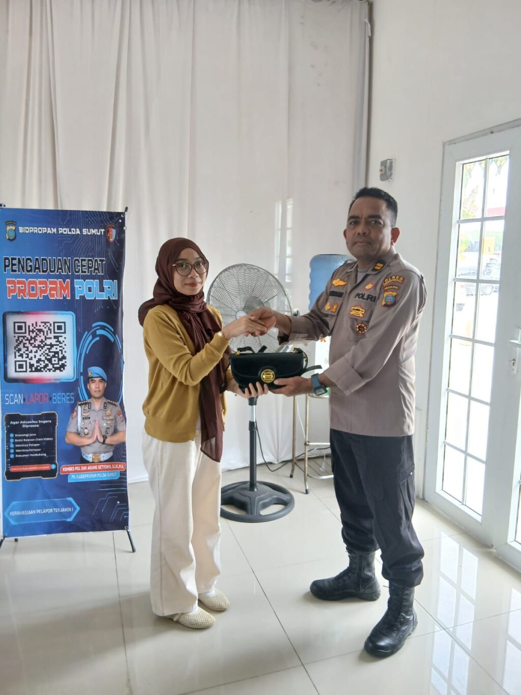 Petugas Pos Yan Polres Sergai Kembalikan Tas Warga yang Tertinggal dengan Kondisi Utuh