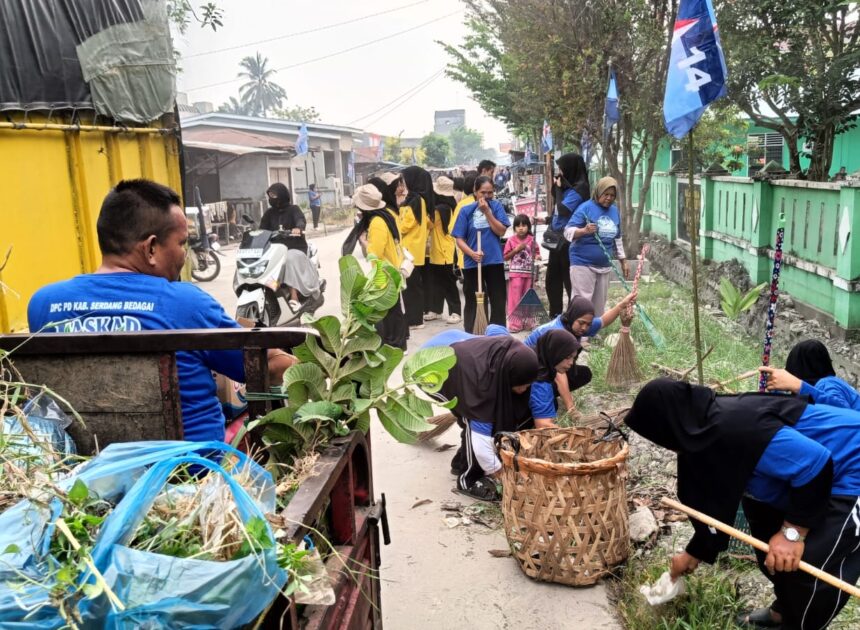 Kolaborasi Demokrat dan Pemdes Pekan Tanjung Beringin Wujudkan Lingkungan Bersih Lewat Gotong Royong Massal