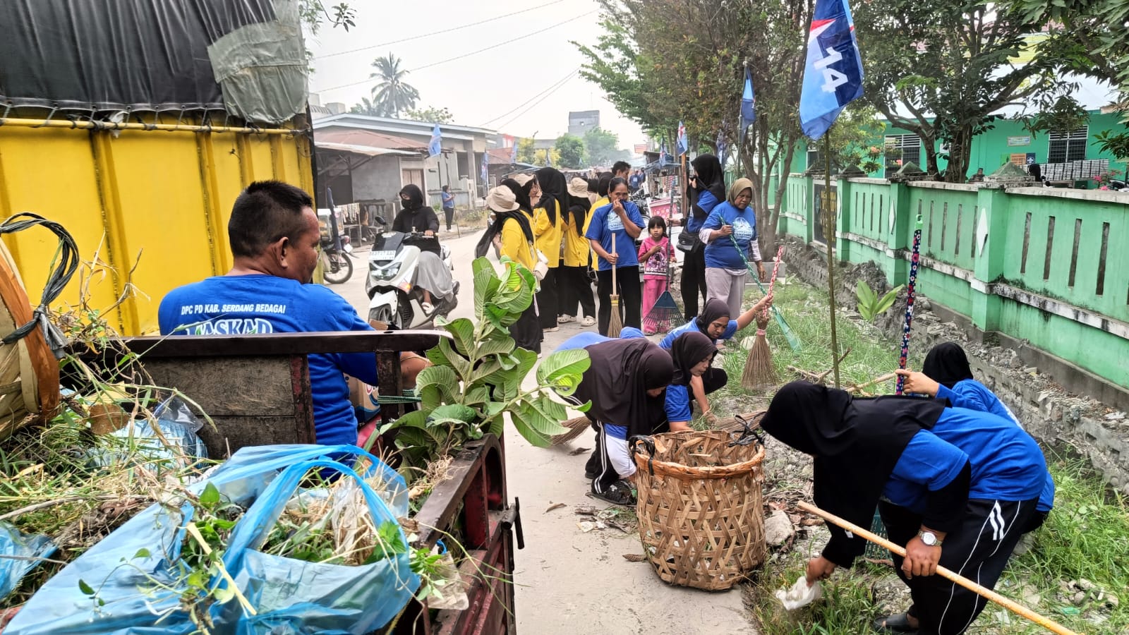 Kolaborasi Demokrat dan Pemdes Pekan Tanjung Beringin Wujudkan Lingkungan Bersih Lewat Gotong Royong Massal
